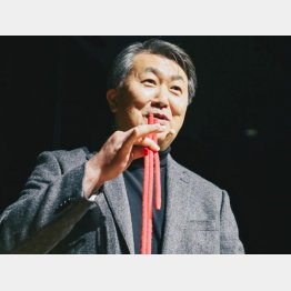 社員や顧客の前でも手品を披露（電巧社社長の中嶋乃武さん＝提供写真）