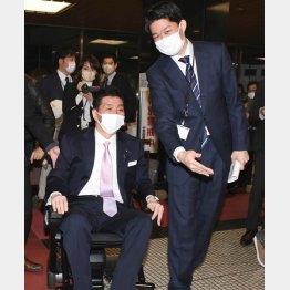 岸信夫前防衛相と長男の信千世氏（Ｃ）日刊ゲンダイ