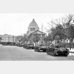 2・26事件。新国会議事堂付近の鎮圧部隊と戦車。右手には陸軍省、陸相官邸、参謀本部の敷地1936年2月28日か29日のいずれか）／（Ｃ）共同通信社