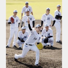 精力的にキャンプを過ごすロッテ・佐々木（Ｃ）共同通信社