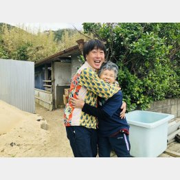 鹿児島大学職員の中野八伯さん（左）と奥道子さん（Ｃ）日刊ゲンダイ