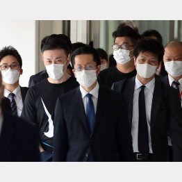 フィリピンから移送され成田空港に到着した、藤田聖也容疑者（手前）と今村磨人容疑者（後方）／（Ｃ）日刊ゲンダイ