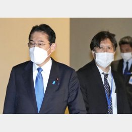 会見で「総理に申し訳ない」と言った荒井氏（右）／（Ｃ）共同通信社