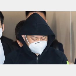 今日9日午前、フィリピンから移送され羽田に到着した渡辺優樹容疑者（Ｃ）日刊ゲンダイ
