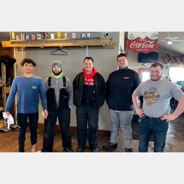 ジョンさん（左）と手伝った4人の男性（ディッキンソン郡保安官事務所のフェイスブックから）