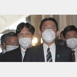 この短い（差別）発言のなか、一体いつ誰がどこの部分を誤解したのか？（岸田首相と荒井勝喜前首相秘書官＝左）／（Ｃ）日刊ゲンダイ