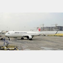 容疑者らを乗せ、離陸のためターミナルを離れる旅客機（フィリピン・マニラの国際空港）／（Ｃ）共同通信社