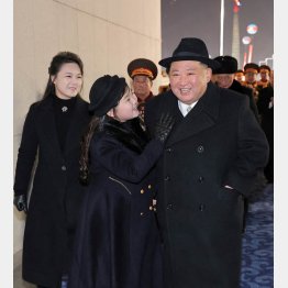 李雪主夫人（左）よりも仲睦まじい父娘の姿が多く映し出された（Ｃ）ロイター／ KCNA