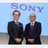 新しいソニーの顔の十時裕樹新社長（右）と吉田憲一郎CEO（Ｃ）共同通信社