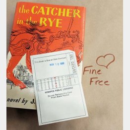 返却された「ライ麦畑でつかまえて」／（ウィニペグ公立図書館のツイッターから）