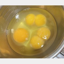 え～っ！またまた黄身が2つ～ぅ？？（Ｃ）日刊ゲンダイ