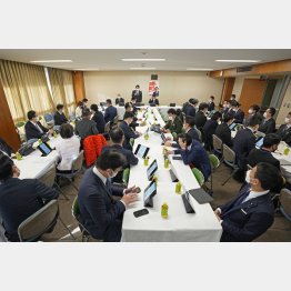 危機をあおる日本政府にすべてを委ねるべきではない（中国偵察気球問題で自民党が開いた国防部会などの合同会議＝15日）／（Ｃ）共同通信社