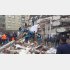地震で倒壊した建物での救助活動に当たる人々（Ｃ）ゲッティ＝共同