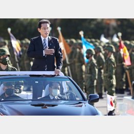「敵基地攻撃」は何のために導入するのか（陸上自衛隊観閲式の岸田首相＝代表撮影）