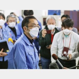 質問に答える岡田匡史氏（Ｃ）共同通信社