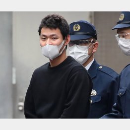 24日、強盗殺人容疑で逮捕され、送検される永田陸人容疑者＝警視庁高井戸署（Ｃ）日刊ゲンダイ