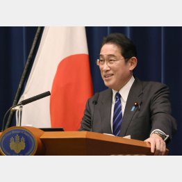 拍手喝采される姿を夢想し、つい頬が緩んだか（岸田首相）／（Ｃ）ＪＭＰＡ