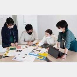 4人の作業風景（提供写真）