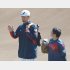 手締めで打ち上げた後、松井にアドバイスして引き上げるダルビッシュ（Ｃ）日刊ゲンダイ