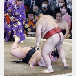 あっさり負けるのは押し相撲の宿命（Ｃ）共同通信社