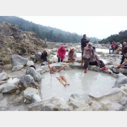 インドネシアの露天風呂でご機嫌な高森さん（提供写真）