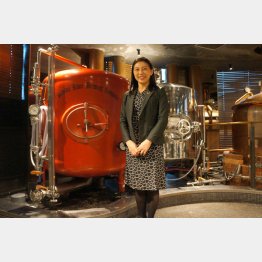 自社のビール醸造タンクの前に立つ高森志文社長（筆者撮影）