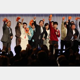 都合の悪いことは一切触れず（自民党大会で、出席者とガンバローコールをする岸田首相＝央）／（Ｃ）ＪＭＰＡ