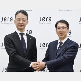 奥田久栄次期社長（右）と可児行夫次期会長（Ｃ）共同通信社