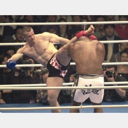 得意の左ハイキックでボブ・サップ（右）を攻めるミルコ・クロコップ（Ｃ）共同通信社