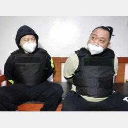 元受け子の渡辺優樹容疑者（左）と小島智信容疑者（フィリピン入国管理局提供・共同）