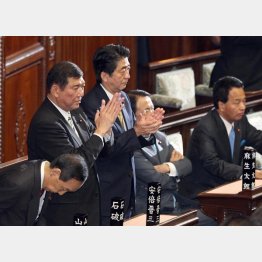 2014年11月、安倍政権は任期2年を残し衆院解散、総選挙に打って出た（安倍首相＝当時、左2）／（Ｃ）日刊ゲンダイ