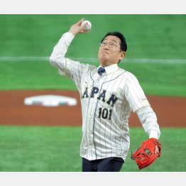 政策も“暴投”気味（WBC日韓戦で始球式に登場した岸田首相）／（Ｃ）日刊ゲンダイ