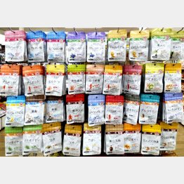 こんなに勢ぞろい（キャンドゥのサプリメントコーナー）／（Ｃ）日刊ゲンダイ
