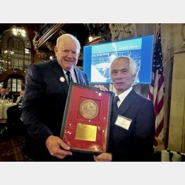 「ブルーウオーター・メダル」を贈られる堀江謙一さん（ダン・ナーニー氏提供、共同）