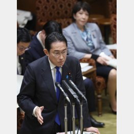 岸田首相は傍観（後方右が高市経済安保担当相、＝昨13日、同委員会で）／（Ｃ）日刊ゲンダイ