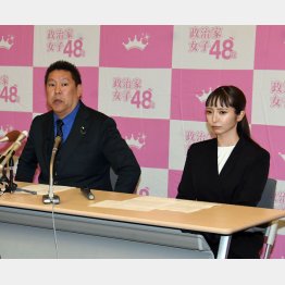 政治家女子48党の大津綾香氏（右）と立花孝志氏（Ｃ）日刊ゲンダイ