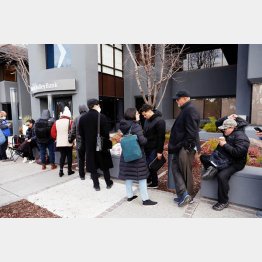 シリコンバレー銀行に詰めかけた預金者たち（米サンタ・クララ市）／（Ｃ）ロイター