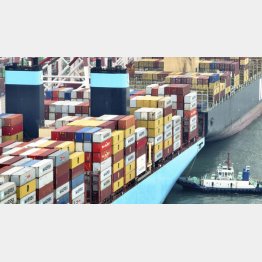 活況に見えるが…（中国山東省青島市の港に停泊するコンテナ船）／（Ｃ）新華社＝共同