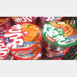 「カップきつねうどん」は1978年に「赤いきつね」へ引き継がれた（Ｃ）日刊ゲンダイ