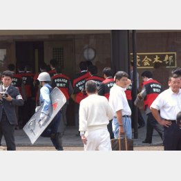 ヤミ金融事件で家宅捜索が行われた山口組系二次団体「五菱会」総本部＝2003年8月11日（Ｃ）共同通信社