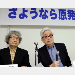 大江健三郎氏（写真右＝2023年3月3日死去、享年88歳）／（Ｃ）共同通信社