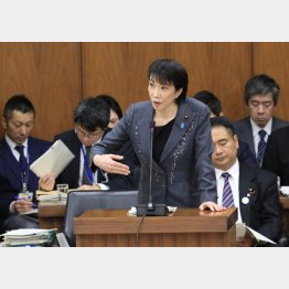 行政監視機能を持つ国会を否定する暴言（総務相時代、総務委員会に出席、答弁する高市大臣）／（Ｃ）日刊ゲンダイ