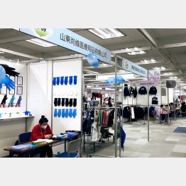 防護用手袋のブースに仰天（大阪市で開催された「山東省見本市」）／（Ｃ）日刊ゲンダイ