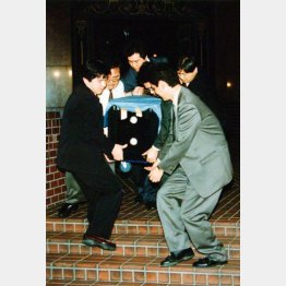 移動されていた金庫を押収（Ｃ）日刊ゲンダイ