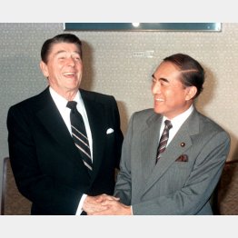 レーガン元大統領の告白が話題に（来日時のレーガン元大統領。右は中曽根元首相）／（Ｃ）共同通信社