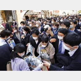 世界一に列島じゅうが歓喜した（WBC日本優勝の号外を求めて並ぶ大勢の人たち＝22日、東京・新橋）／（Ｃ）共同通信社