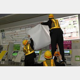 交通運賃も値上げ（新運賃表に変更する職員）／（Ｃ）共同通信社