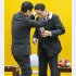 栗山監督（左）からは優勝メダルを首にかけてもらい…（Ｃ）共同通信社