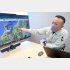 地質図を示しながら温泉の魅力を語る長谷川さん（Ｃ）日刊ゲンダイ
