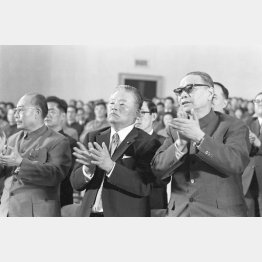 草葉の陰で泣いている（外相時代、日中国交正常化に向け訪中した大平正芳元首相。中国外交部の招きで舞劇「紅色娘子軍」を観劇、拍手を送る同氏＝中央と、姫鵬飛中国外相＝右、1972〈昭和47〉年9月26日）／（Ｃ）共同通信社